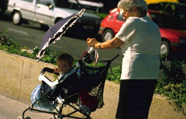 Abuelita busca cobrar por cuidar a su nieto y enciende las redes