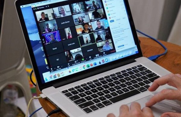 Menor es abusada sexualmente frente a sus compañeros durante clase virtual