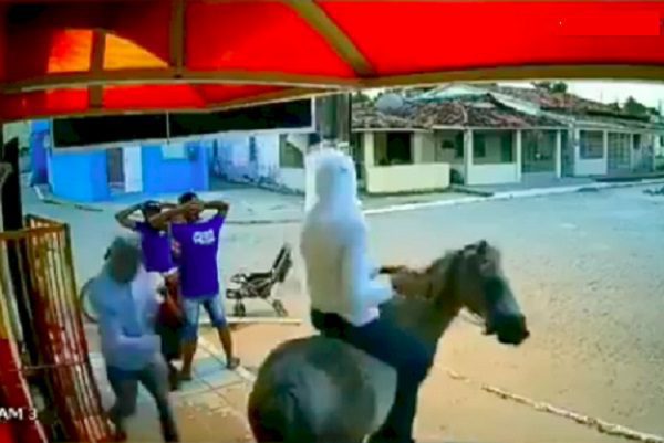 ¡Con máscaras y sombrero! Así robaron estos ladrones una tienda #VIDEO