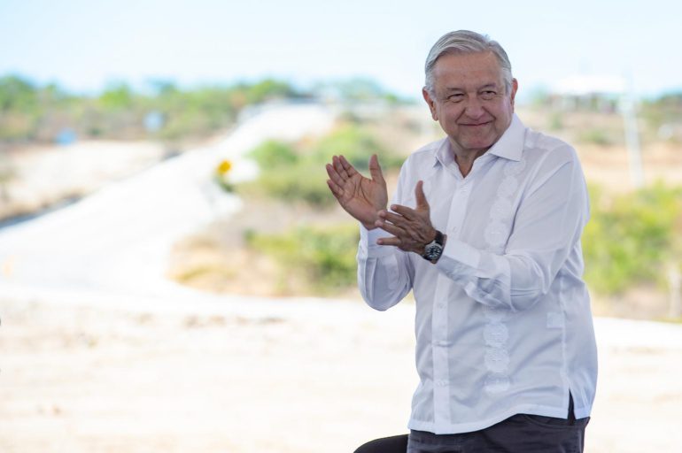 López Obrador reconoce en Oaxaca a pueblos originarios y autoridades de usos y costumbres
