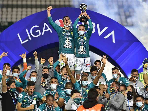 León se alza como campeón de la Liga Mexicana y aficionados salen a celebrar sin sana distancia