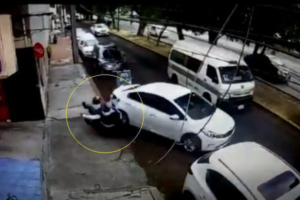 Así se vivió desde otro ángulo el embate de un conductor hacia un par de ladrones #VIDEO