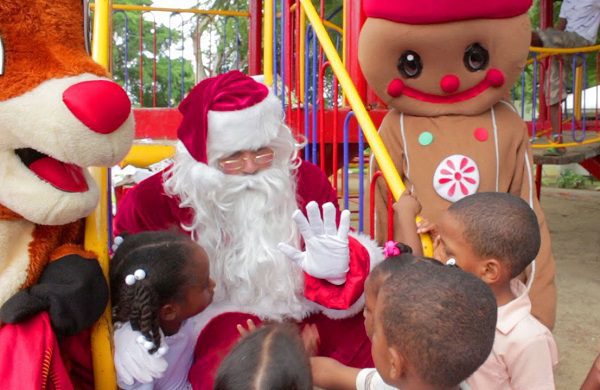 "Santa" se reúne con niños para tomarse fotografías y resulta positivo a Covid-19