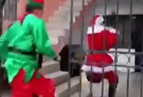 En Perú, Santa y los duendes detienen delincuentes #VIDEO