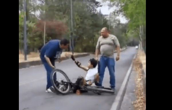 Coordinador de Muévete en Bici golpea a un ciclista, la Semovi se pronuncia al respecto #VIDEO