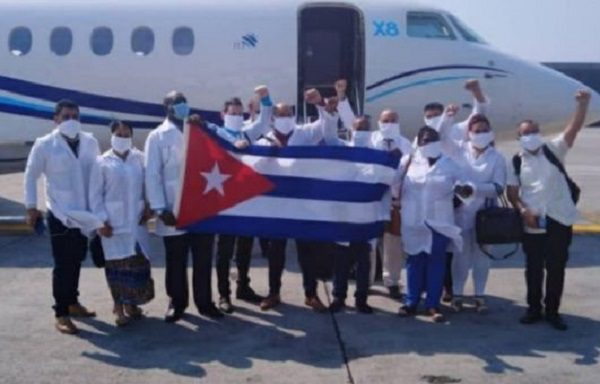 Arriba a la CDMX brigada de médicos cubanos