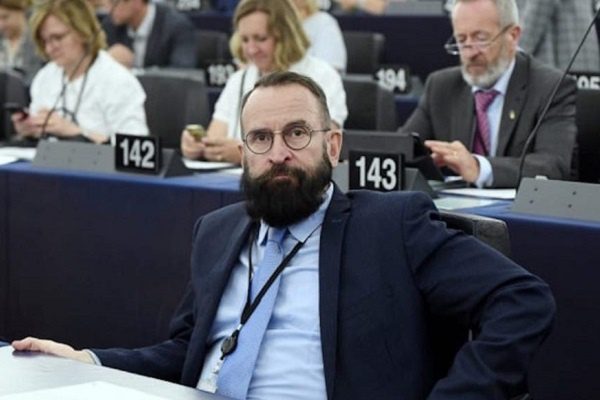 Dimite eurodiputado conservador sorprendido en una orgía