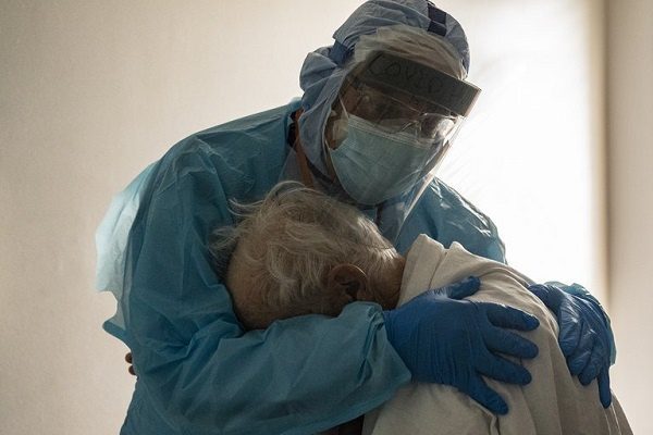 "Estaba llorando", dice médico mientras abraza a abuelito con Covid-19