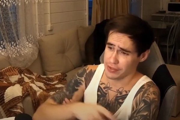 Bloguero ruso transmite en #VIDEO la muerte de su novia