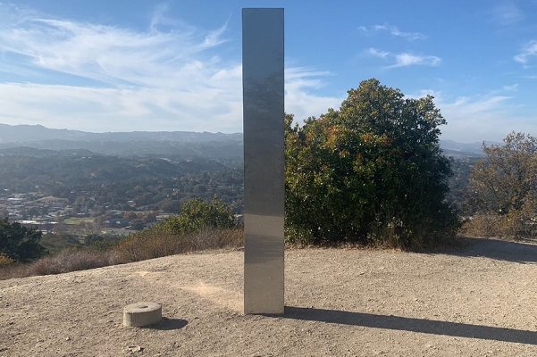 Aparece un tercer monolito metálico, ahora en California #VIDEO
