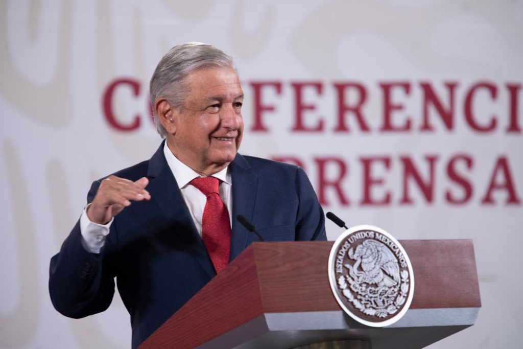 AMLO insiste que el cubrebocas "no es indispensable", pero López-Gatell dice que México es uno de los países que más lo usa