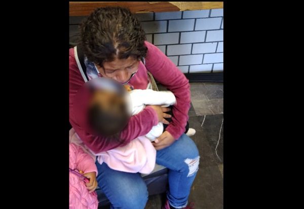 Pequeña muere por accidente en su casa, su mamá corrió al Metro a pedir ayuda