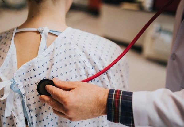 Estados Unidos se queda sin médico y pide a personal jubilado regrese a laborar