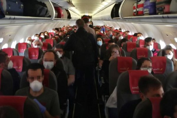 Hombre oculta sus síntomas de Covid y muere dentro de un avión repleto de pasajeros