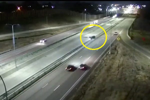 Aterriza de emergencia avioneta sobre autopista de EU #VIDEOS