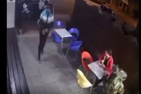 Policía frustra robo en Uruguay mientras su hijo come helado #VIDEO
