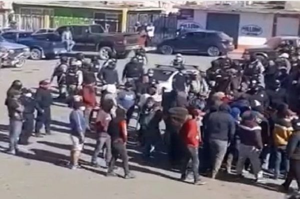 Vecinos golpean a policías en Edomex por disparar a niño #VIDEO