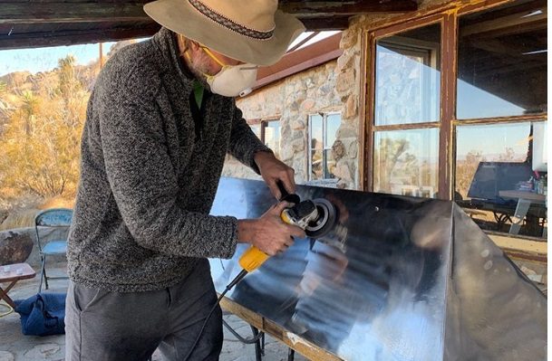 Artistas ofrecen a la venta monolitos metálicos como los encontrados