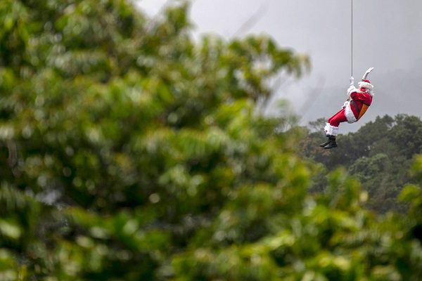 Santa Claus se lanza de rapel en Brasil para fomentar el turismo