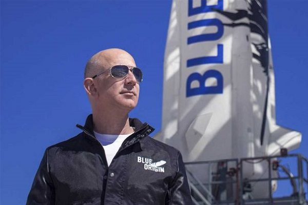 CEO de Amazon promete llevar a la primer mujer a la luna