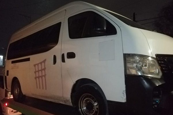 Rescatan a mujer que acababa de ser secuestrada en combi de Edomex