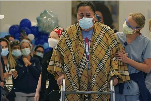 Dan de alta a enfermera que estuvo internada 9 meses por Covid-19 #VIDEO