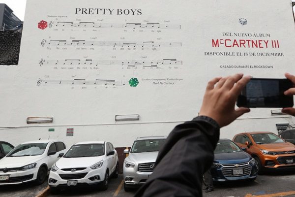Paul McCartney anuncia nuevo disco en paredes de CDMX