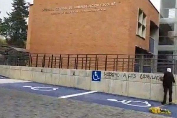 Embozados liberan la Dirección General de la UNAM