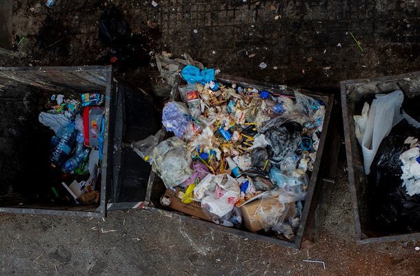 Mujer escondió cadáver de compañero para seguir cobrando su seguro