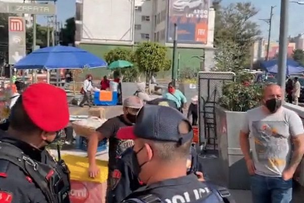 Vendedores agredieron a joven discapacitado en Metro Zapata #VIDEO