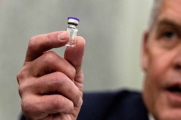 "Saque ya las malditas vacunas", dice Trump a regulador estadounidense