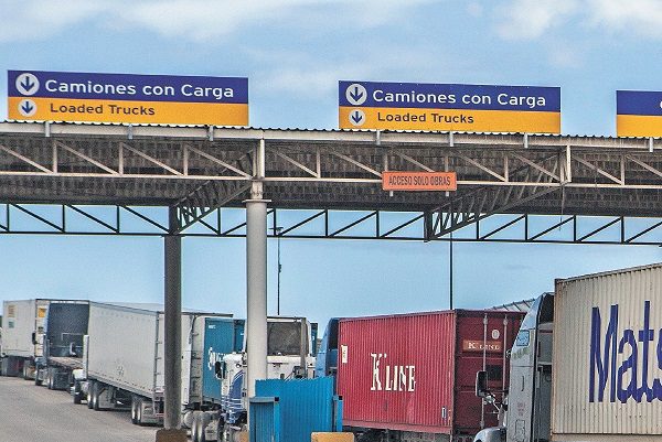 México y EU extienden restricciones fronterizas un mes más