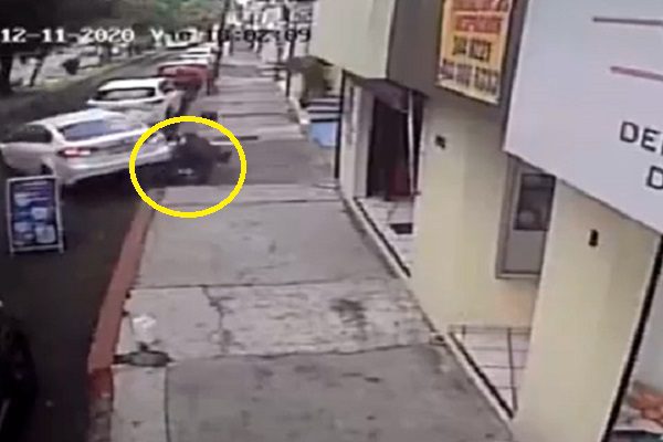 Escapa de asalto, pero regresa para arrollarlos, en Morelia #VIDEO