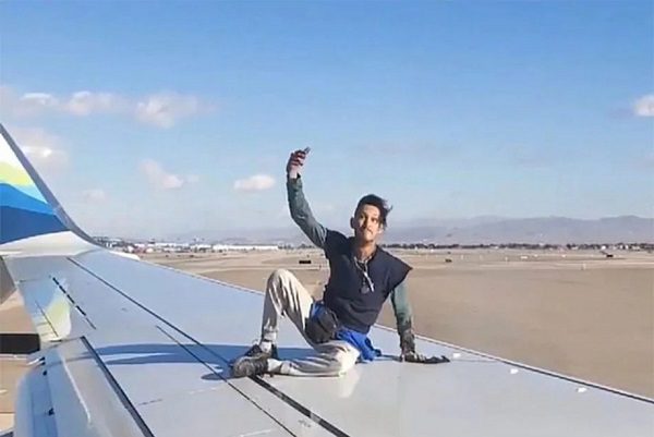 Impide despegue de avión al subirse a su ala para una selfie #VIDEO
