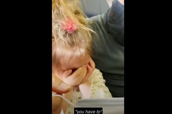 Sacan a niña de 2 años de vuelo tras negarse a usar cubrebocas #VIDEO
