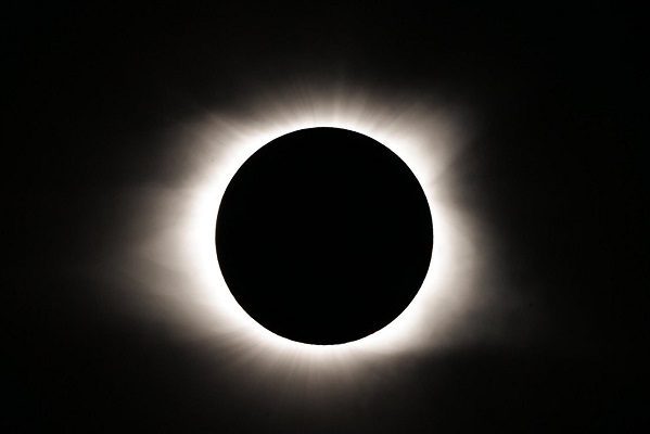 Aquí puedes ver el eclipse total de sol que oscurece a América del Sur
