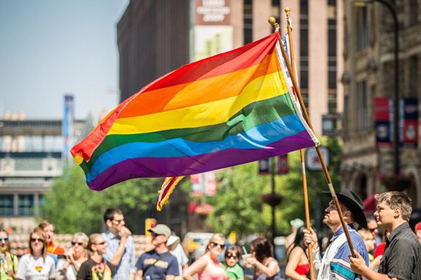 Por ley, Hungría impide a parejas homosexuales adoptar niños