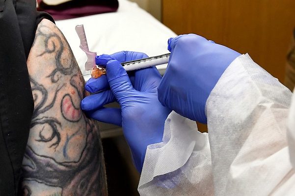 EU avanza en segunda aprobación, confirma eficacia de vacuna de Moderna