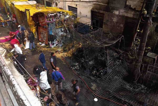 Incendio en la Merced consume 5 puestos ambulantes y una bodega de juguetes