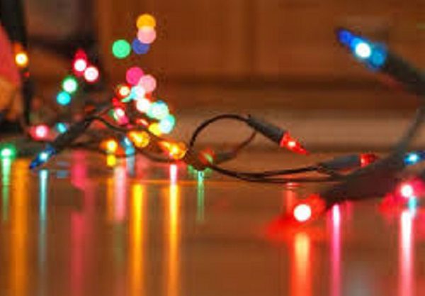Fallece electrocutado, adolescente que colocaba luces navideñas en su casa