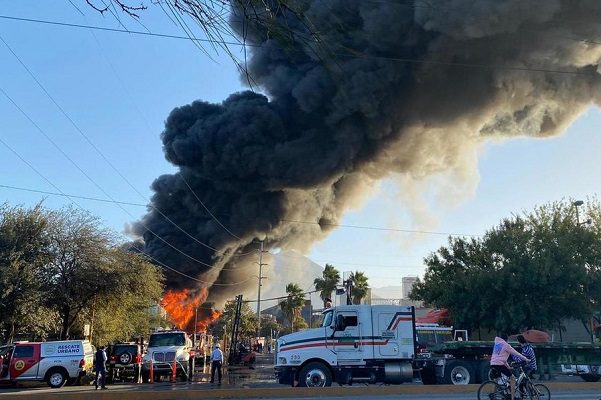 Se registra fuerte incendio en planta acerera en Guadalupe, NL #VIDEOS