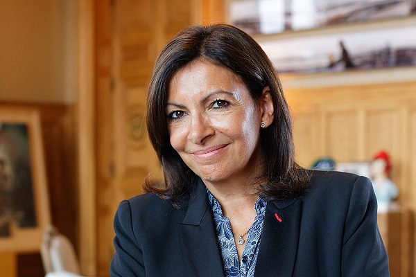 Multan a alcaldía de París por "contratar demasiadas mujeres"