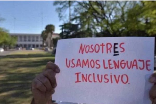 RAE califica "innecesario y ajeno" el uso de "e" como marca de género