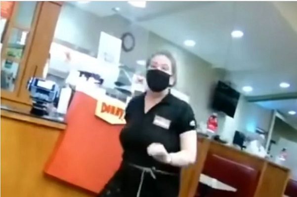 Mesera en EU renuncia por clientes que se negaron a usar cubrebocas #VIDEO