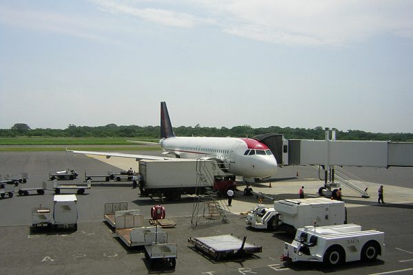 El salvador, el primer país latinoamericano en prohibir llegada de vuelos de Reino Unido