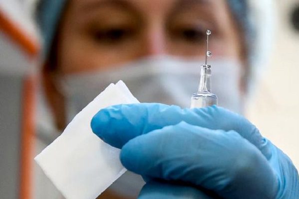 Vacunas covid serán efectivas contra cepa de UK, apuntan expertos