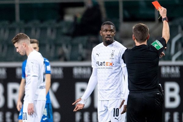 Suspenden a Marcus Thuram tras escupir a jugador en plena pandemia #VIDEO