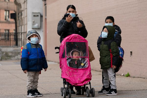 Niños podrían ser más susceptibles a la nueva cepa covid, indican expertos