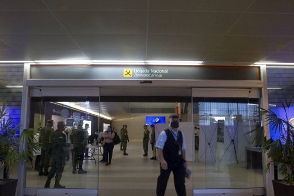 NL toma la iniciativa. Aislará a personas provenientes de Reino Unido