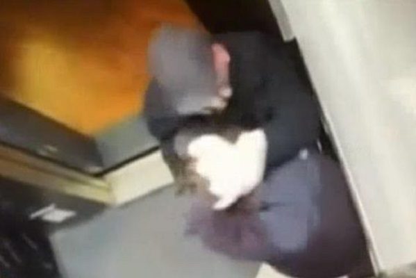 Abuelito propinó paliza a sujeto que le tosió en la cara #VIDEO